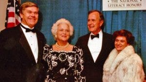 Barbara Bush (centro) inspiró a John Corcoran a pedir ayuda y finalmente aprender a leer.