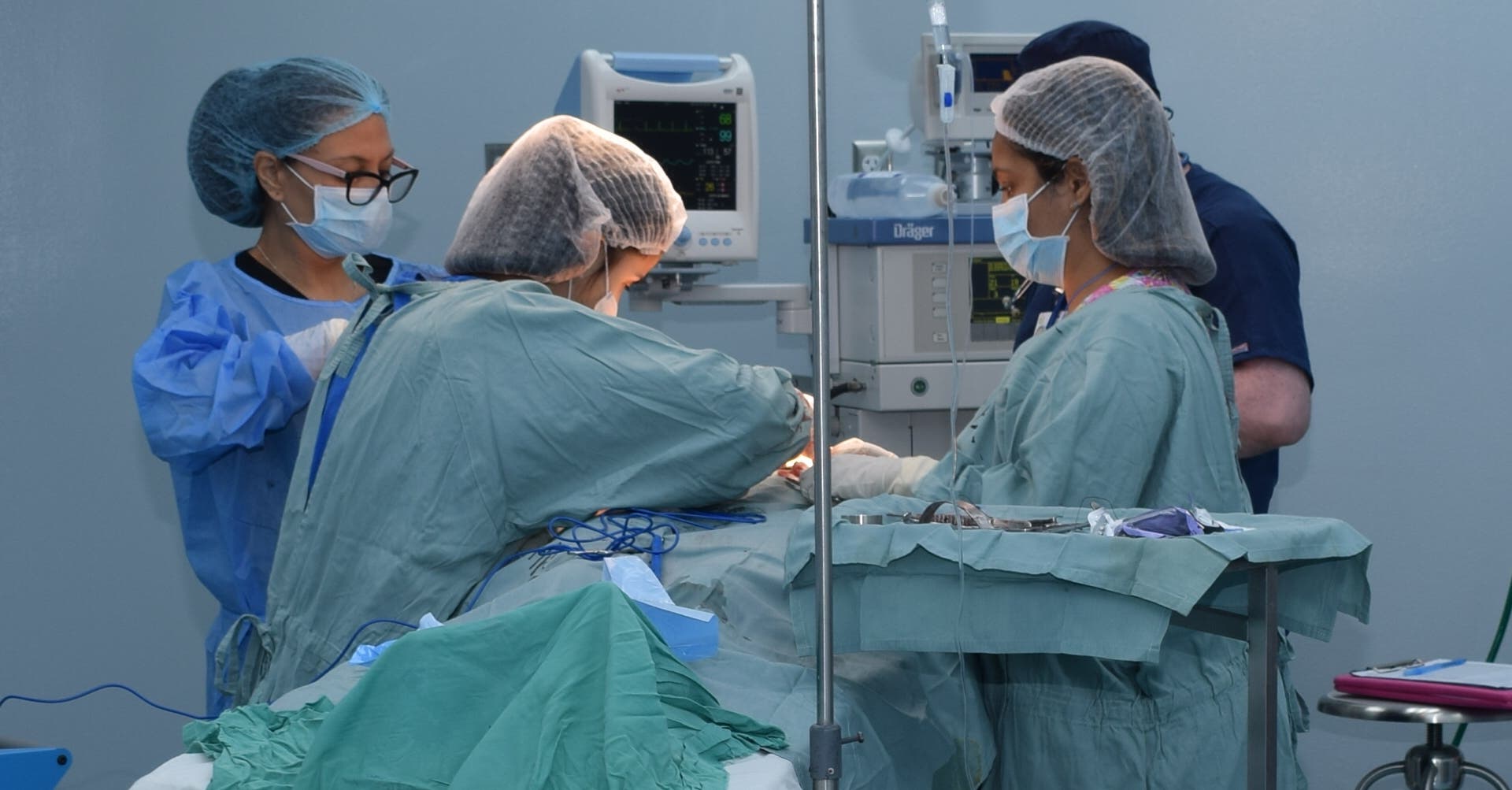 Plan Social beneficia a 14 mujeres en jornada de cirugía de reducción de senos en Santiago
