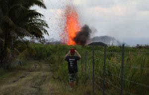 Lava de volcán en Hawái aísla zona residencial y obliga evacuaciones