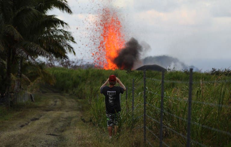Lava de volcán en Hawái aísla zona residencial y obliga evacuaciones
