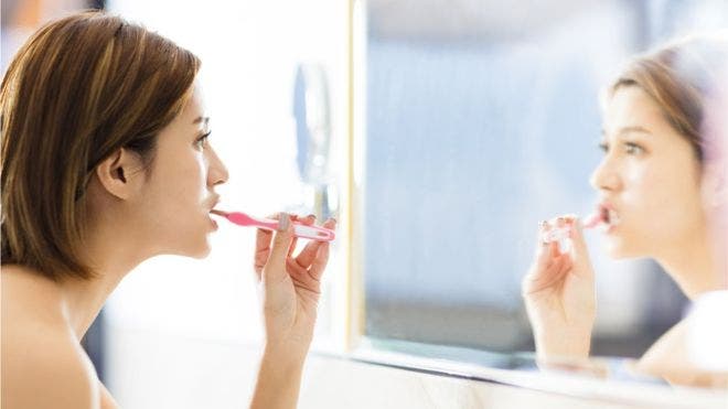 Qué es la halitofobia, la condición que hace que algunas personas se cepillen los dientes constantemente