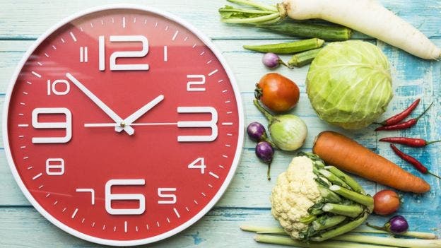 Qué es la «crononutrición» y cómo la hora a la que comes puede afectar a tu peso