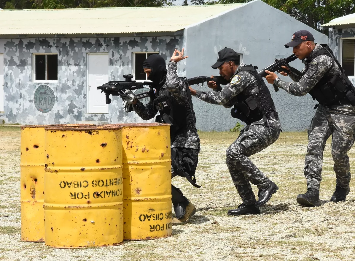 Oficiales superiores vuelven a la escuela