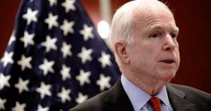 Senador John McCain no quiere que Trump asista a su funeral