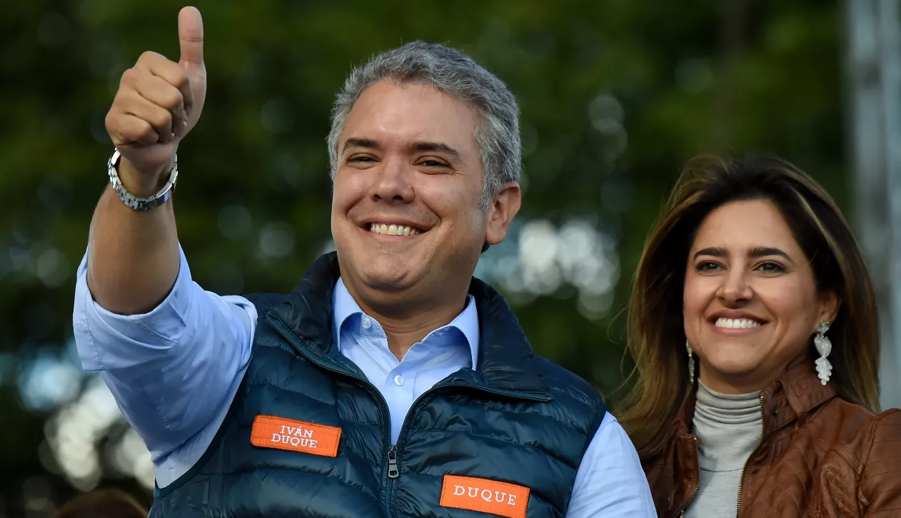 Iván Duque gana la primera vuelta en comicios Colombia