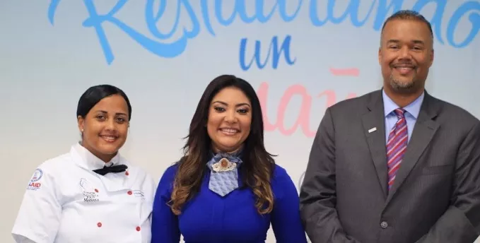 Ministerio de la Juventud otorga becas a 300 madres