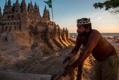 Brasileño lleva 22 años viviendo en castillo de arena