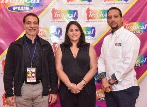 Pinturas Tropical hace feliz a niños de Adosid con show