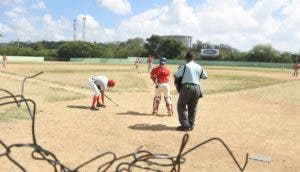 En los estadios de béisbol se práctica a diario con decenas de atletas que se dan cita.