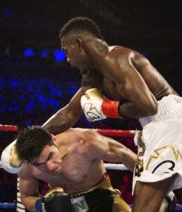 Caballo Bronco gana unánime a mexicano Barrera