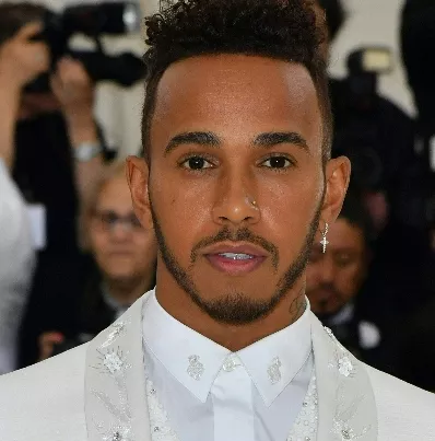 Inglés Lewis Hamilton no confía en coche para revalidar el título