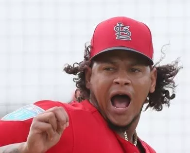 Johnny Cueto y Carlos Martínez van a lista de lesionados