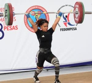 Georgina Silvestre hace un envión en su competencia en el Campeonato Panamericano.