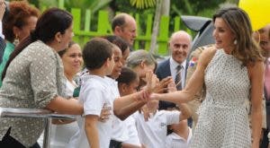 La reina Letizia se interesa por proyecto en Monte Plata