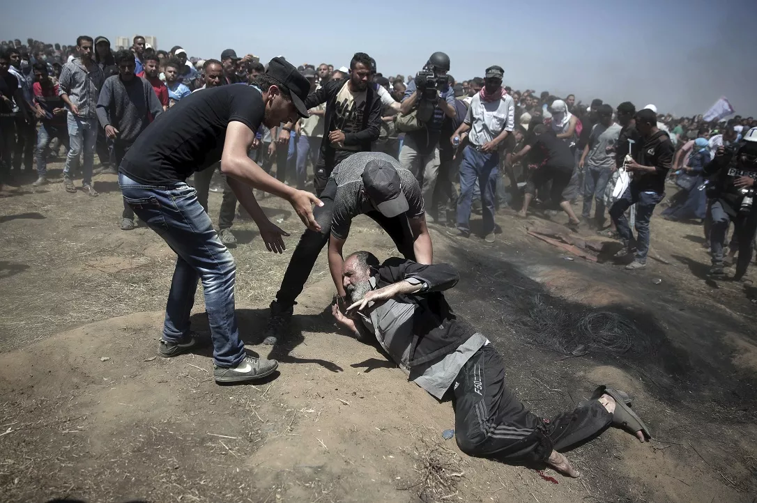 1. Un anciano cae tras ser alcanzado por los disparos israelíes.