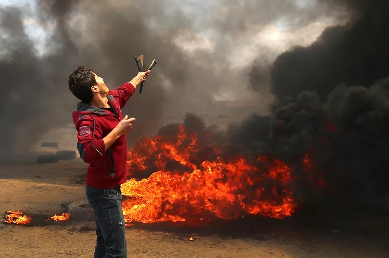 6. Como en los tiempos de David y Goliat, este joven palestino enfrenta con un tirapiedras a los soldados israelíes armados con armas de fuego.