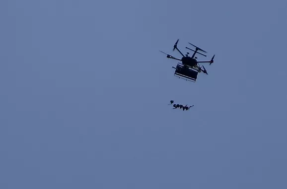 8. Un dron israelí lanza bombas lacrimógenas contra los manifestantes.