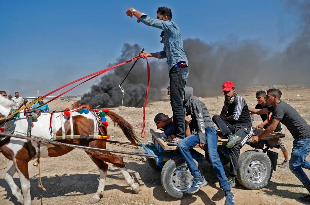 9. Heridos cargados en una carreta.