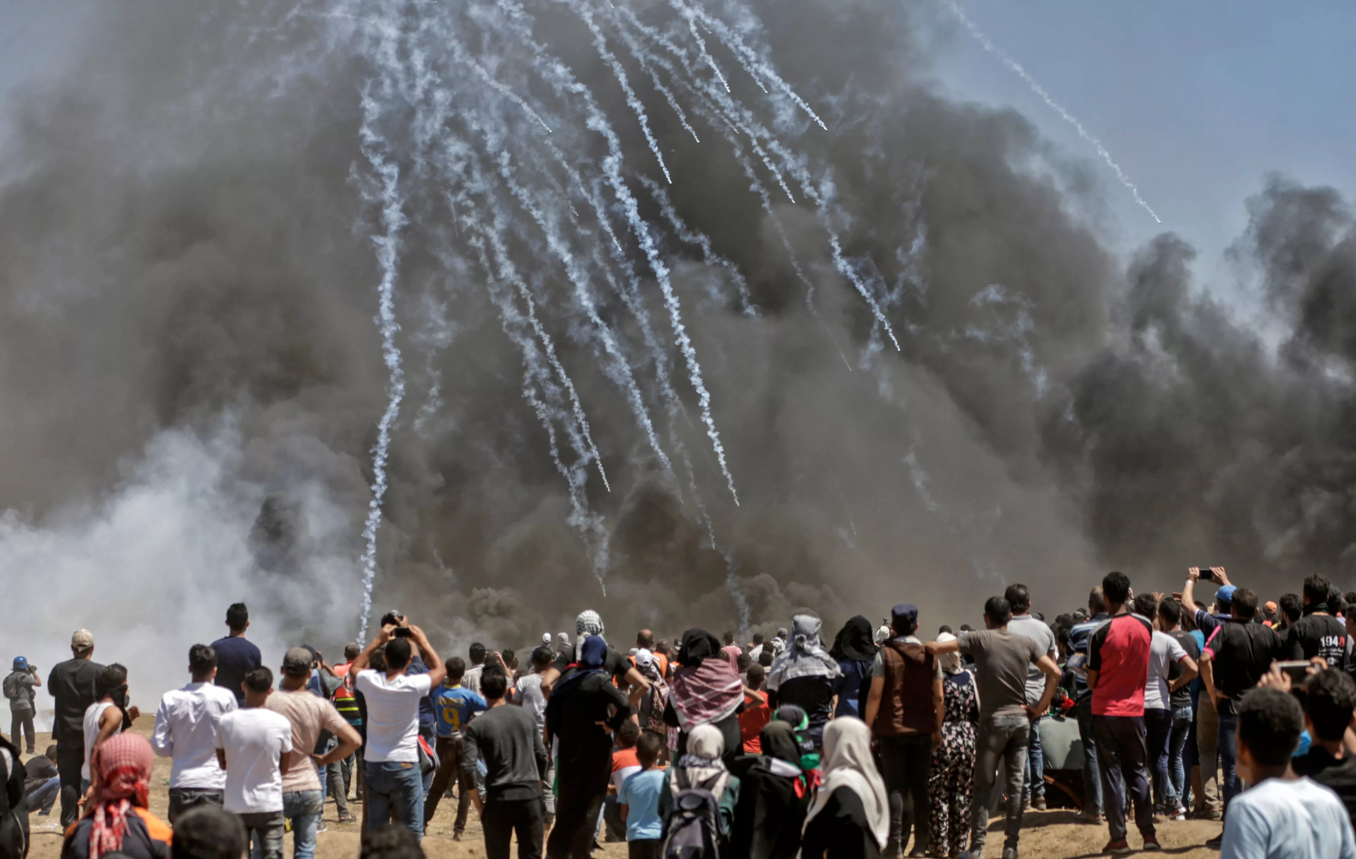 12. Lluvias de bombas lacrimógenas fueron lanzadas contra los palestinos.