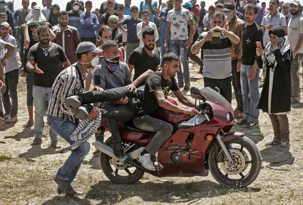 13. Sacando a un herido en un motor.