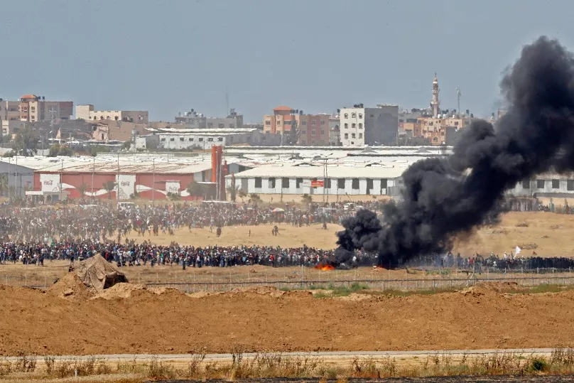 14. Los palestinos quemaron neumáticos durante la protesta.