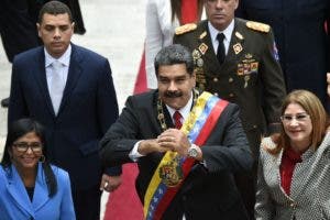 Nicolas Maduro (C), su esposa Cilia Flores (derecha) y la presidenta de la Asamblea Nacional Constituyente, Delcy Rodriguez .