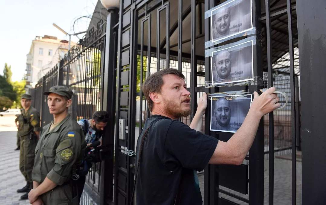 Ucrania dice escenificó la muerte de periodista para evitar que los rusos lo mataran