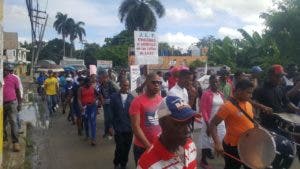 Video: Comunidad Licey en Villa Mella marcha otra vez hacia la Alcaldía reclamando arreglo de calles