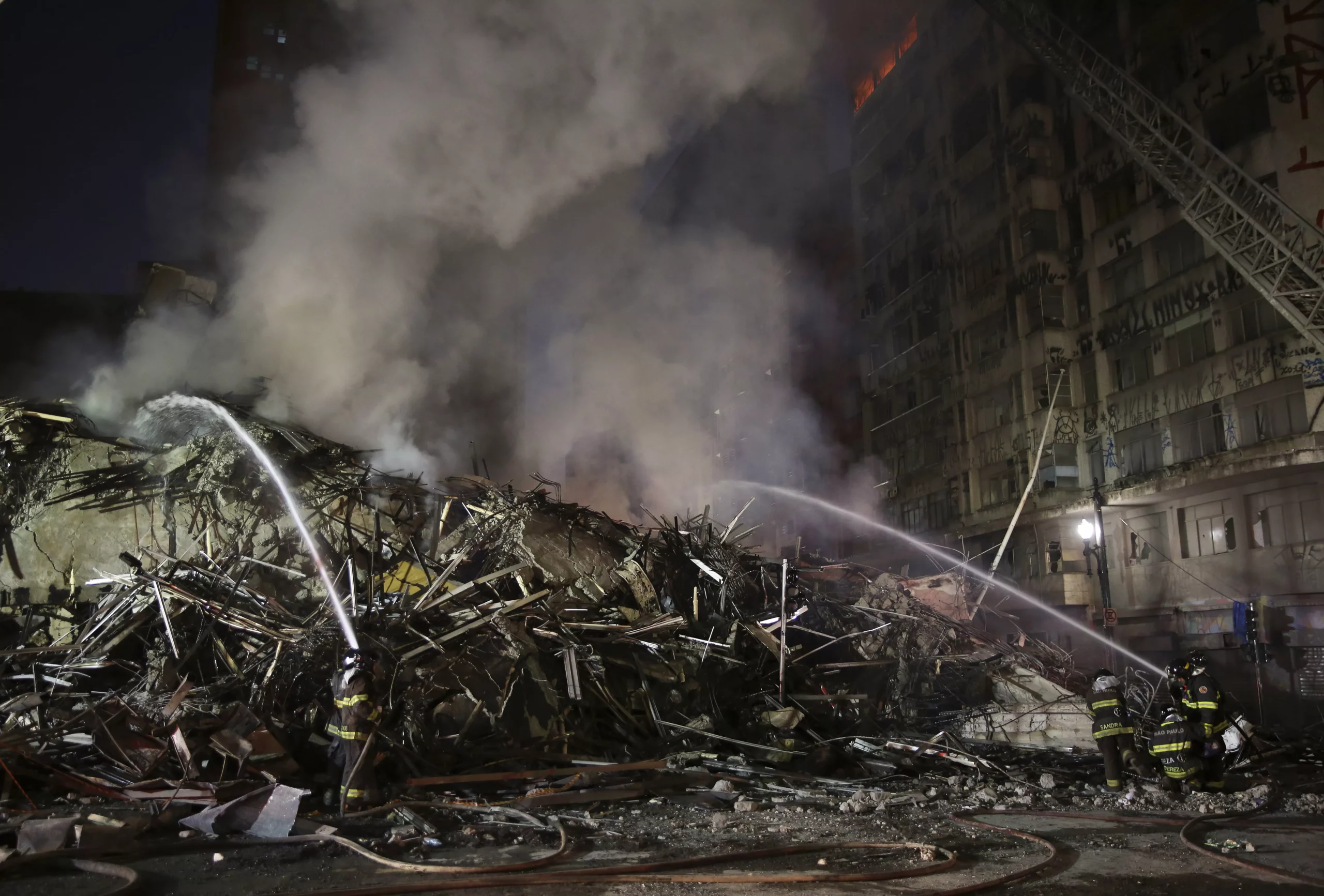 Cae edificio en llamas en Sao Paulo; hay al menos 1 muerto