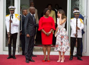 El presidente de Haití recibe a la Reina Letizia durante su visita al país