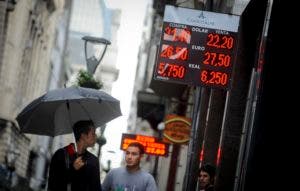 En esta imagen, tomada el 4 de mayo de 2018, una casa de cambios muestra el cambio entre el peso argentino y el dólar estadounidense, el euro europeo y el real brasileño en el centro de Buenos Aires, Argentina. El presidente del país, Mauricio Macri, inició conversaciones para alcanzar un acuerdo financiero con el Fondo Monetario Internacional tras una drástica devaluación de su moneda. (AP Foto/Pedro Lázaro Fernández)