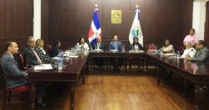 Cuestionan a alcalde de Puerto Plata por declarar cabildo en estado de emergencia para alquilar equipos privados