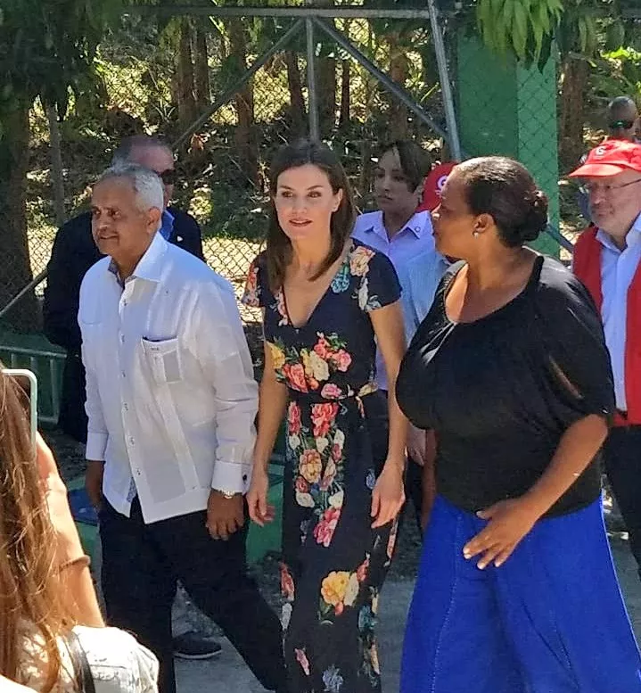 Reina Letizia cierra su visita a República Dominicana brindando su apoyo a la mujer