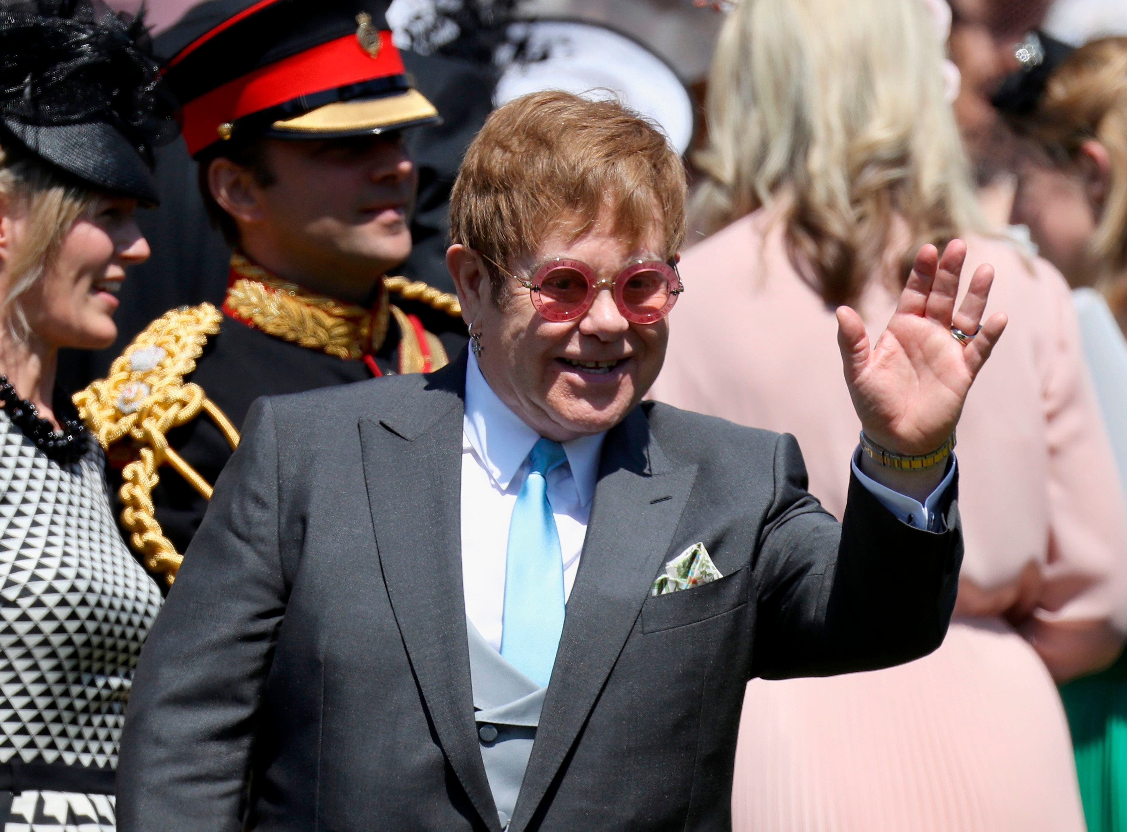 Elton John canta en la recepción de la boda real