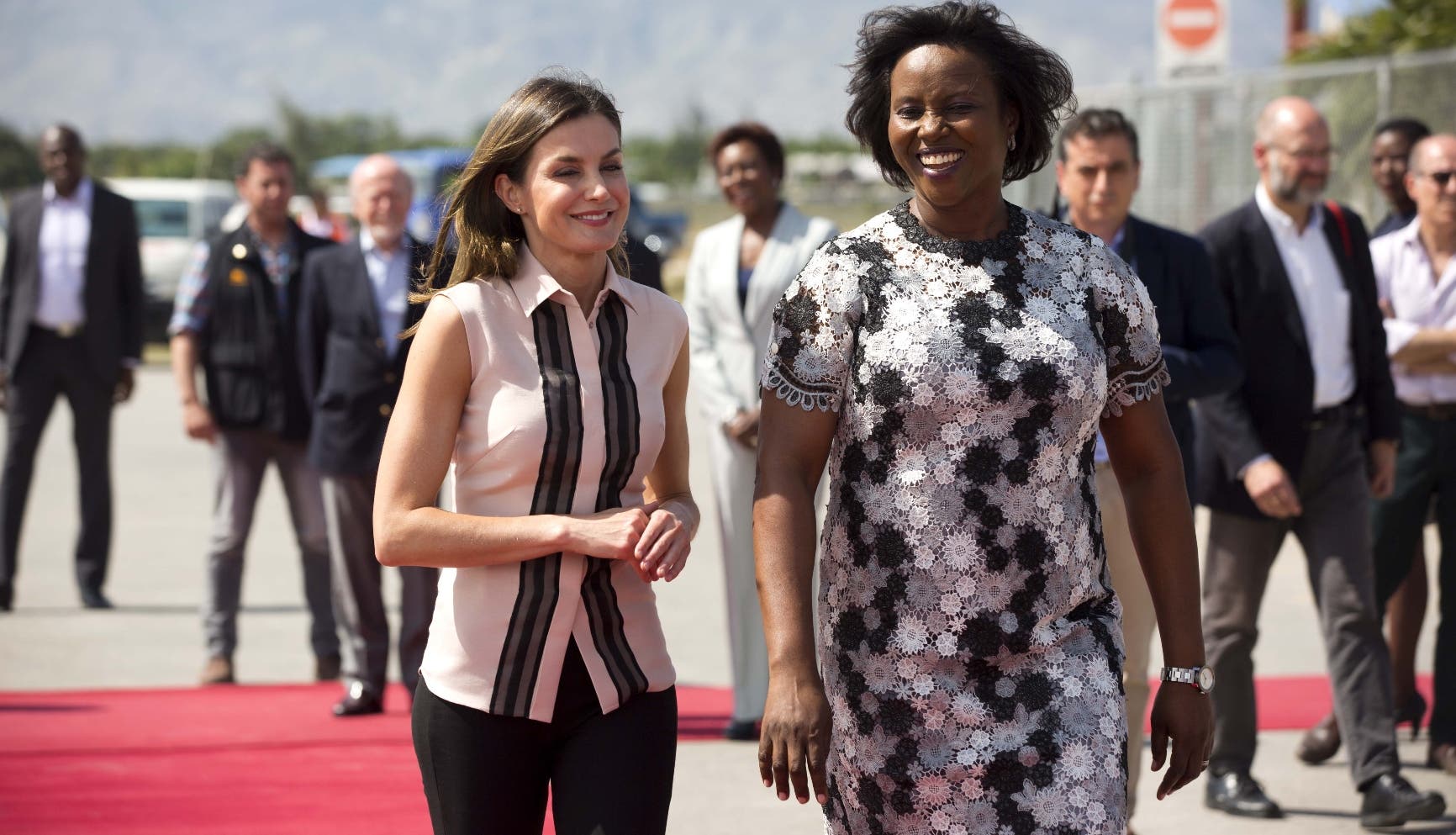 La primera dama de Haití da la bienvenida al país a la reina Letizia