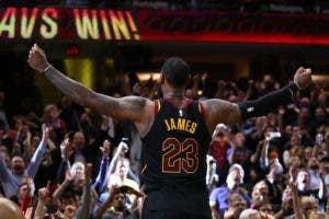 LeBron James vuelve a ser verdugo de Raptors y da tercer triunfo a Cavaliers