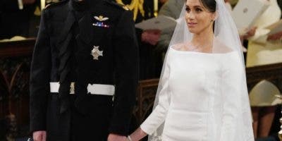 Meghan Markle lució un sencillo vestido de seda blanco de la casa Givenchy