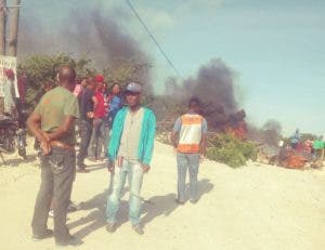 Los lugareños reclaman la construcción del puente que une a Don Gregorio con Juan Barón, dos de las comunidades más pobladas del municipio Nizao. Foto: Fuente externa.