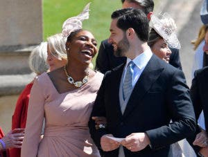 Serena Williams y su esposo Alexis Ohanian llegan a la boda del príncipe Enrique y Meghan Markle en la capilla de San Jorge en el castillo de Windsor en Inglaterra el sábado 19 de mayo de 2018. (Toby Melville/pool photo via AP)