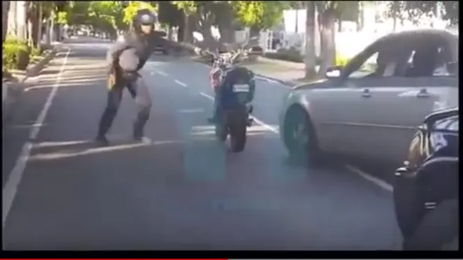 Video: Hombre uniformado dispara a neumáticos de carro en plena avenida