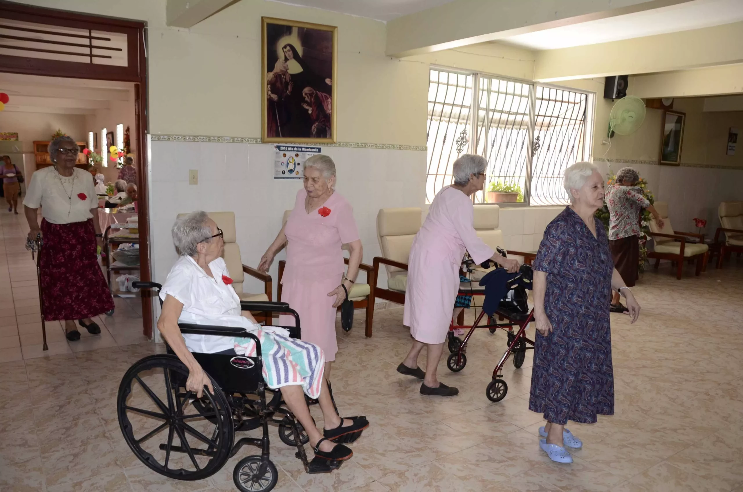 Madres en asilo pasan un día de júbilo y visitas  