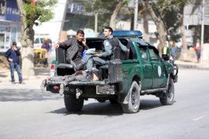 Equipo de seguridad afgana trasladan a una de las víctimas del atentado en Kabul.