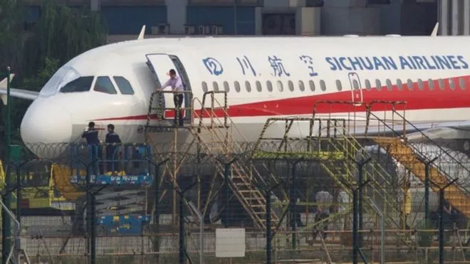 El copiloto chino que se salió por la ventana de un avión a 10.000 metros de altura y sobrevivió