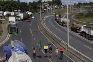 Brasil analiza nuevas propuestas de camioneros en huelga y libera más vías