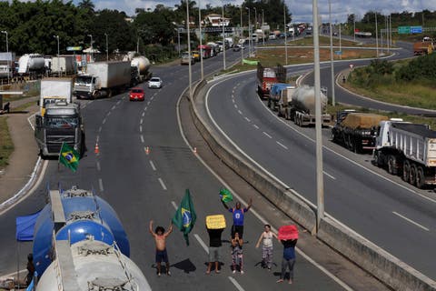 Brasil analiza nuevas propuestas de camioneros en huelga y libera más vías