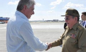 Raúl Castro recibe a Díaz-Canel en primera aparición pública tras una cirugía