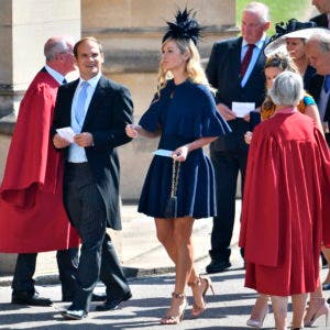 Chelsy Davy, centro, llega a la boda del príncipe Enrique y Meghan Markle en la capilla de San Jorge en el castillo de Windsor en Inglaterra el sábado 19 de mayo de 2018. (Ben Cawthra/pool photo via AP)