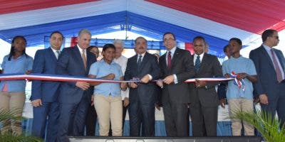 Presidente Danilo Medina entrega una plantel escolar  y una estancia infantil en Baní