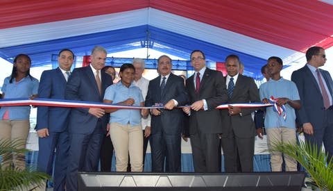 Presidente Danilo Medina entrega una plantel escolar  y una estancia infantil en Baní
