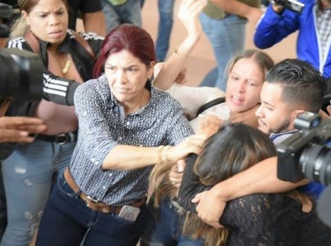 Arrestan a 3 familiares de imputado que golpearon a periodista Deyanira López cuando cubría audiencia